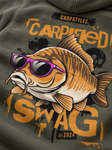 carpstylez Kids Hoodie CARPIFIED SWAG in Organic Khaki – Nahaufnahme des Rückenprints und Stoffs #farbe_organic khaki