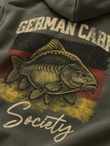 carpstylez Kids Hoodie GERMAN CARP Society in Organic Khaki – Nahaufnahme des Rückenprints und Stoffs #farbe_organic khaki