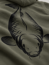 carpstylez Kids Hoodie KING CARP in Organic Khaki – Nahaufnahme des Rückenprints und Stoffs #farbe_organic khaki