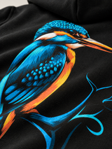 carpstylez Kids Hoodie KINGFISHER VIBES in Black – Nahaufnahme des Rückenprints und Stoffs #farbe_black
