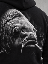 carpstylez SILT & SMOKE CARP Hoodie – Rückenprint im Detail mit Olli #farbe_black