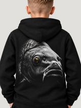 carpstylez Kids Hoodie BLACKWATER CARP in Black – Detailansicht des getragenen Rückenprints #farbe_black