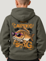 carpstylez Kids Hoodie CARPIFIED SWAG in Organic Khaki – Detailansicht des getragenen Rückenprints #farbe_organic khaki