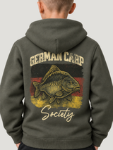 carpstylez Kids Hoodie GERMAN CARP Society in Organic Khaki – Detailansicht des getragenen Rückenprints #farbe_organic khaki