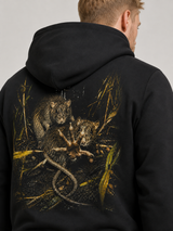HEAVY PET(T)ING Hoodie Black – getragenes Rückenprint-Detail #farbe_black