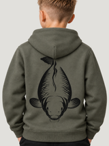 carpstylez Kids Hoodie KING CARP in Organic Khaki – Detailansicht des getragenen Rückenprints #farbe_organic khaki