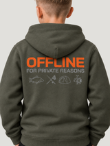 carpstylez Kids Hoodie OFFLINE in Organic Khaki – Detailansicht des getragenen Rückenprints #farbe_organic khaki