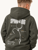 carpstylez Kids Hoodie Spinner Rig in Organic Khaki – Detail des Rückenprints am Kind #farbe_organic khaki