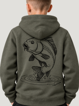 carpstylez Kids Hoodie THE RISE in Organic Khaki – Detailansicht des getragenen Rückenprints #farbe_organic khaki