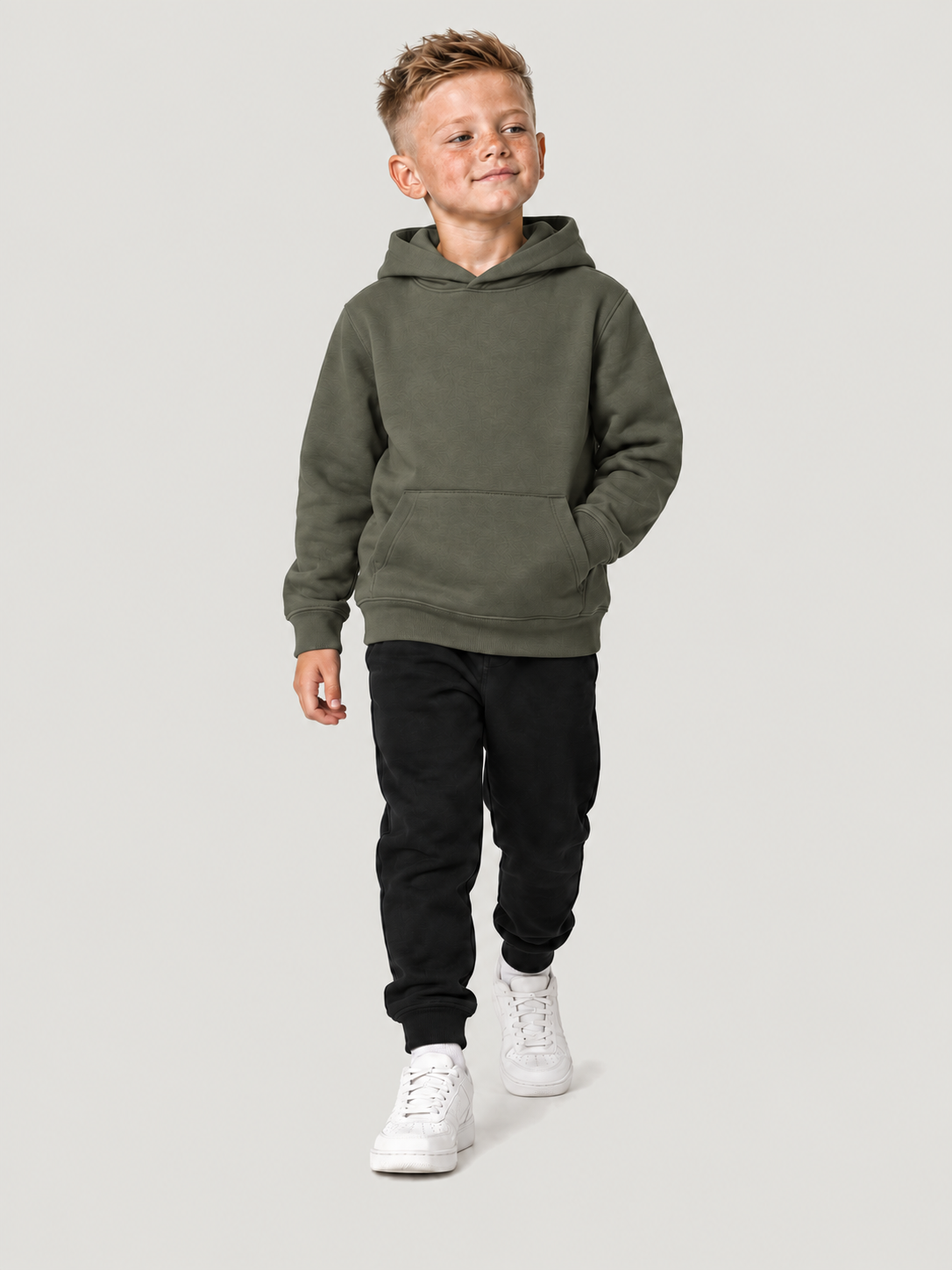 carpstylez Kids Hoodie CARPIFIED SWAG in Organic Khaki – Ganzkörper-Vorderansicht am Kind #farbe_organic khaki