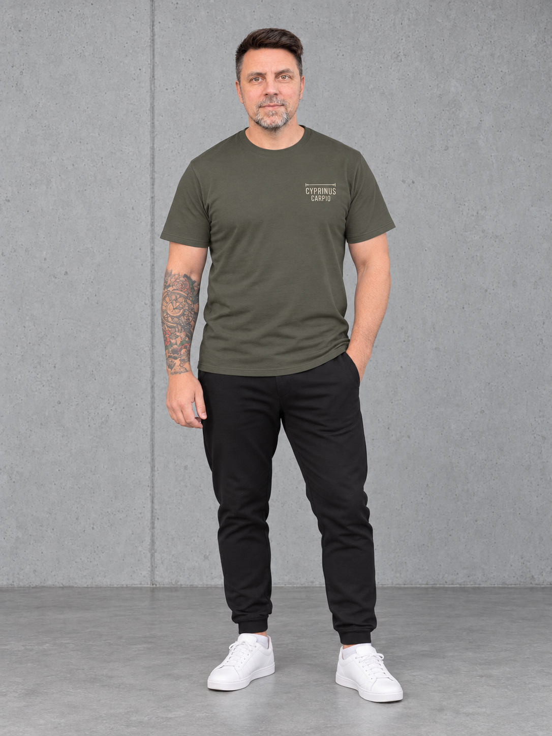 carpstylez CYPRINUS CARPIO Shirt Organic Khaki – Ganzkörperaufnahme Vorderseite mit Olli #farbe_organic khaki