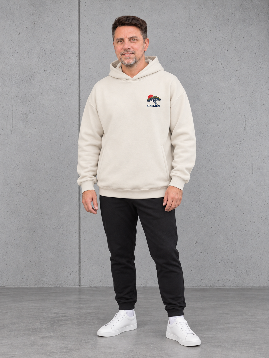 carpstylez LAC DE SAINT-CASSIEN Oversize Hoodie NS408 in Ivory – Ganzkörper-Frontansicht mit kleinem CASSIEN-Brustmotiv
