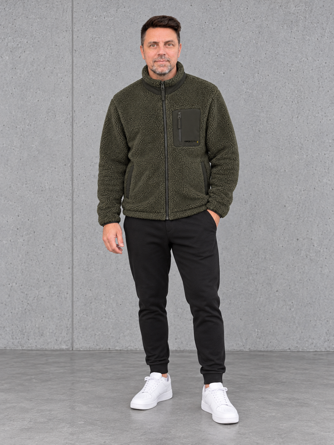 carpstylez ESSENTIALS Sherpajacke NS604 – Ganzkörper vorne #farbe_forest khaki