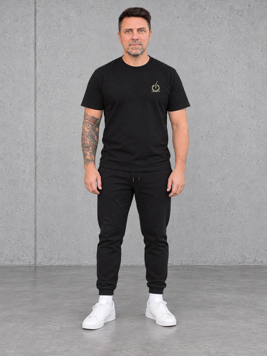 carpstylez OFFLINE Shirt Black Camo – Olli Ganzkörperansicht von vorn #farbe_black camo