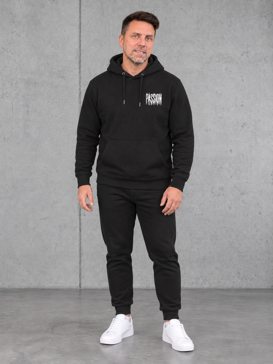 carpstylez PASSION Hoodie Black – Fullbody Vorderansicht mit Olli #farbe_black