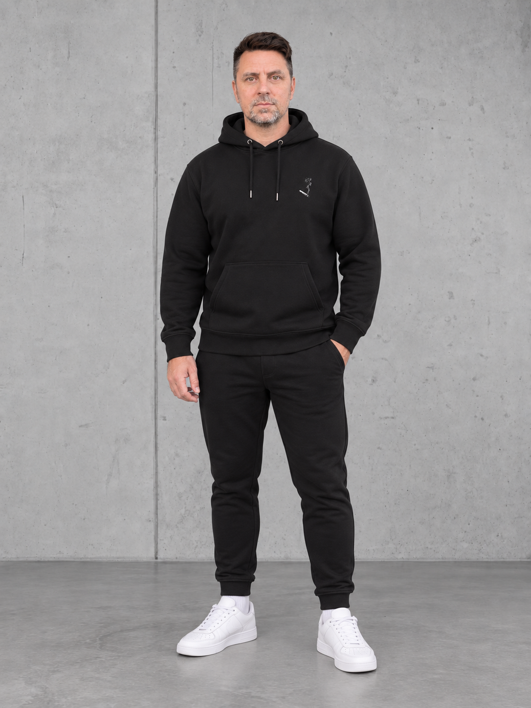carpstylez SILT & SMOKE CARP Hoodie – Ganzkörper Vorderseite mit Olli #farbe_black
