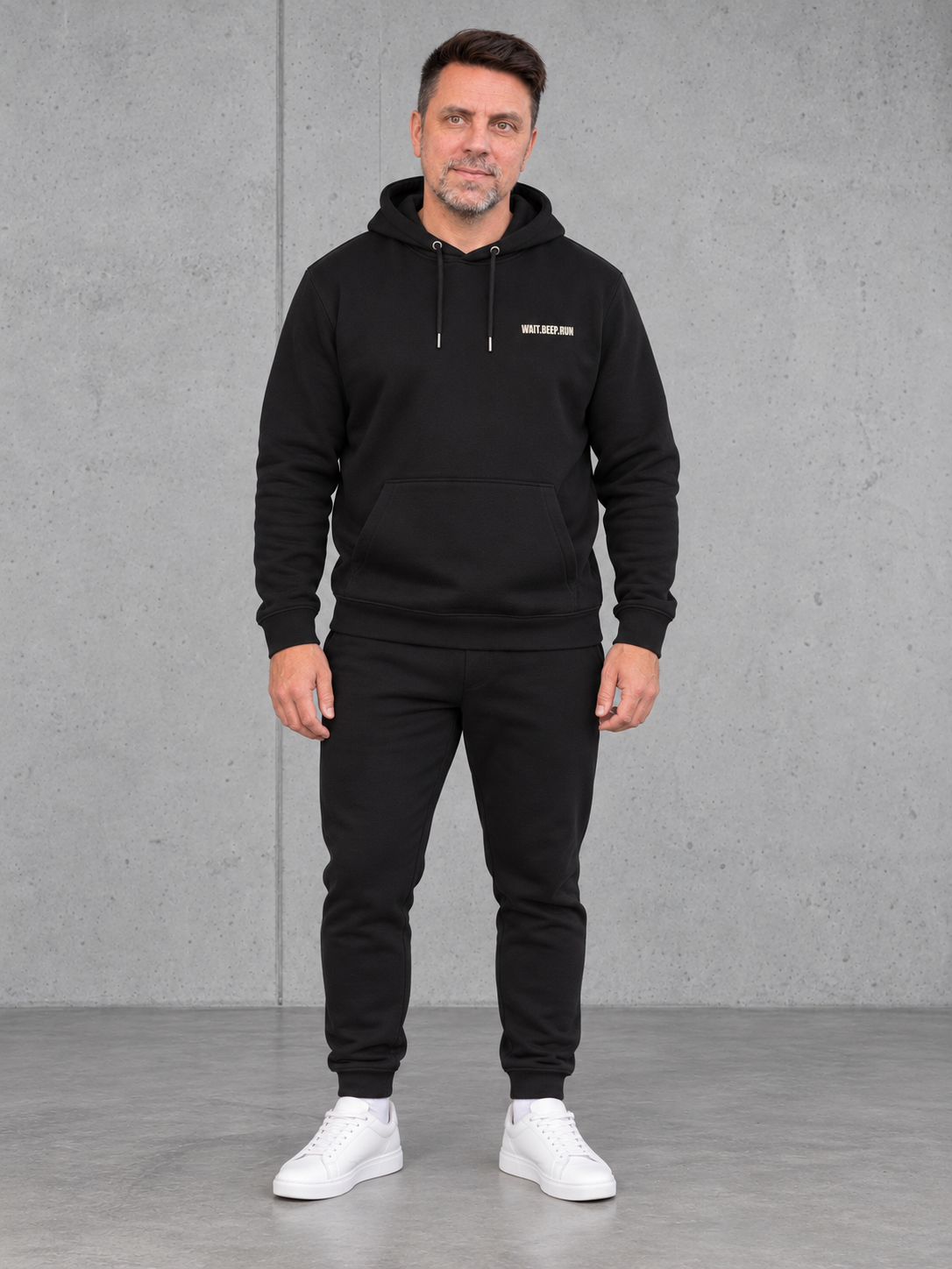 carpstylez WAIT BEEP RUN Hoodie in Schwarz – getragen, Ganzkörperansicht von vorne #farbe_black