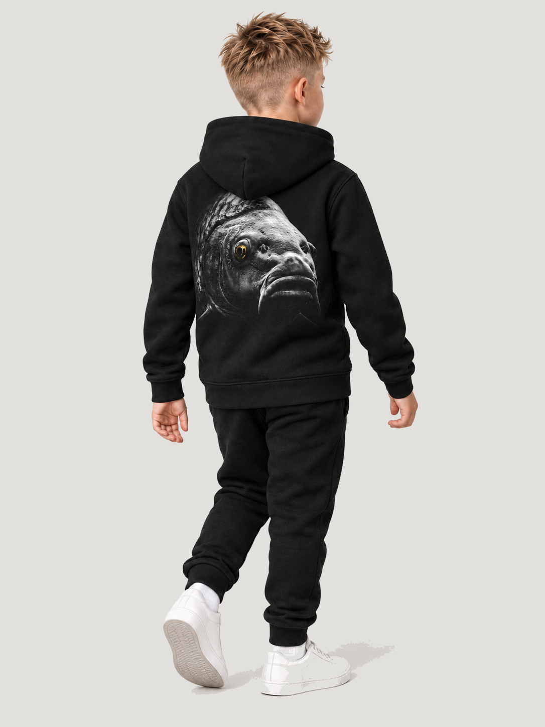 carpstylez Kids Hoodie BLACKWATER CARP in Black – Ganzkörper-Rückenansicht in Dreiviertelperspektive am Kind #farbe_black