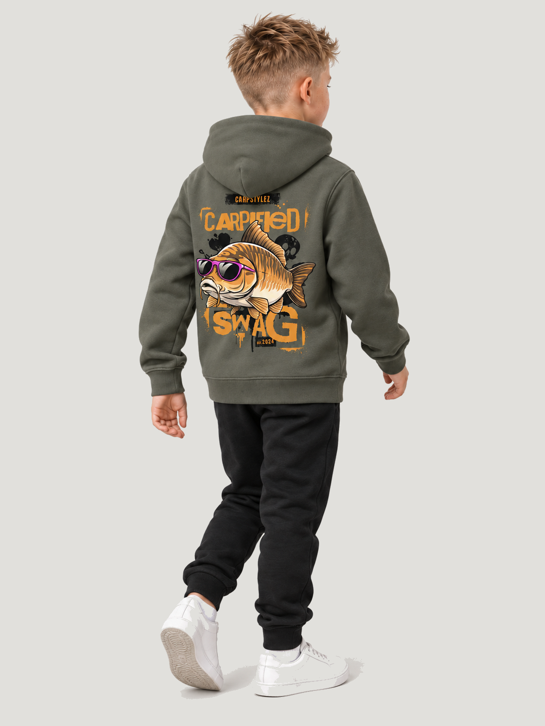 carpstylez Kids Hoodie CARPIFIED SWAG in Organic Khaki – Ganzkörper-Rückenansicht in Dreiviertelperspektive am Kind #farbe_organic khaki