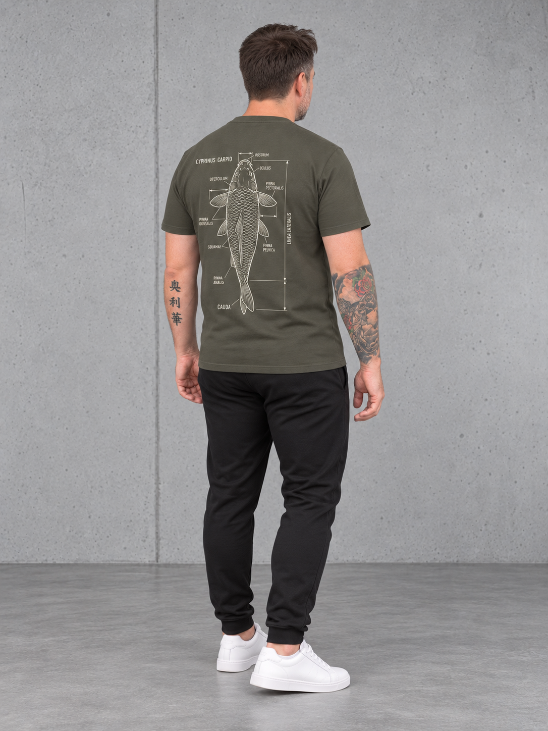 carpstylez CYPRINUS CARPIO Shirt Organic Khaki – Ganzkörperaufnahme Rücken schräg mit Olli #farbe_organic khaki