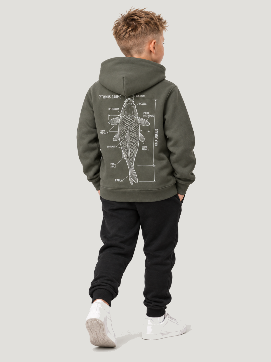 carpstylez Kids Hoodie CYPRINUS CARPIO in Organic Khaki – Ganzkörper-Rückenansicht in Dreiviertelperspektive am Kind #farbe_organic khaki
