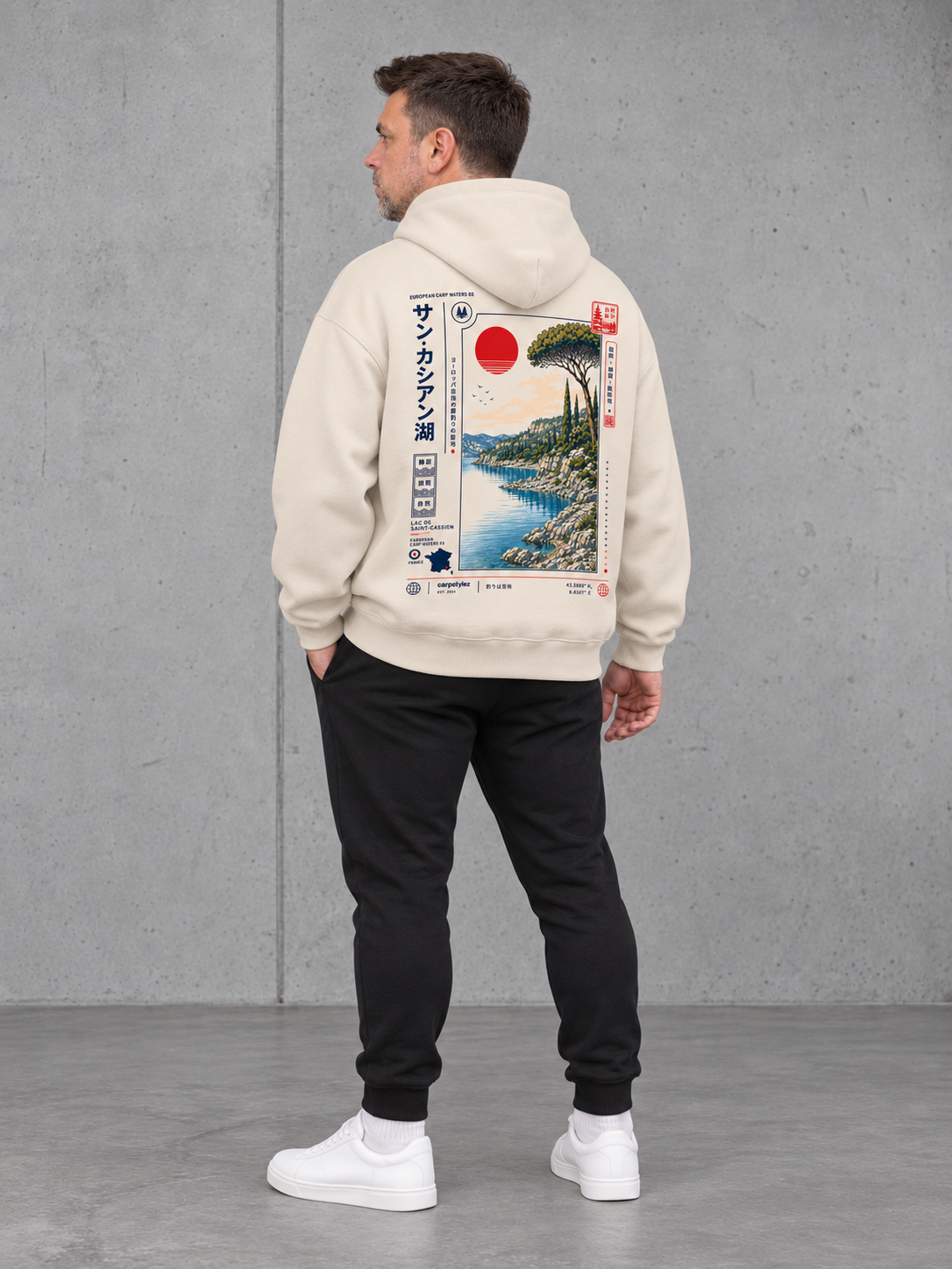 carpstylez LAC DE SAINT-CASSIEN Oversize Hoodie NS408 in Ivory – Ganzkörper-Rückenansicht schräg mit Lac-de-Saint-Cassien-Print