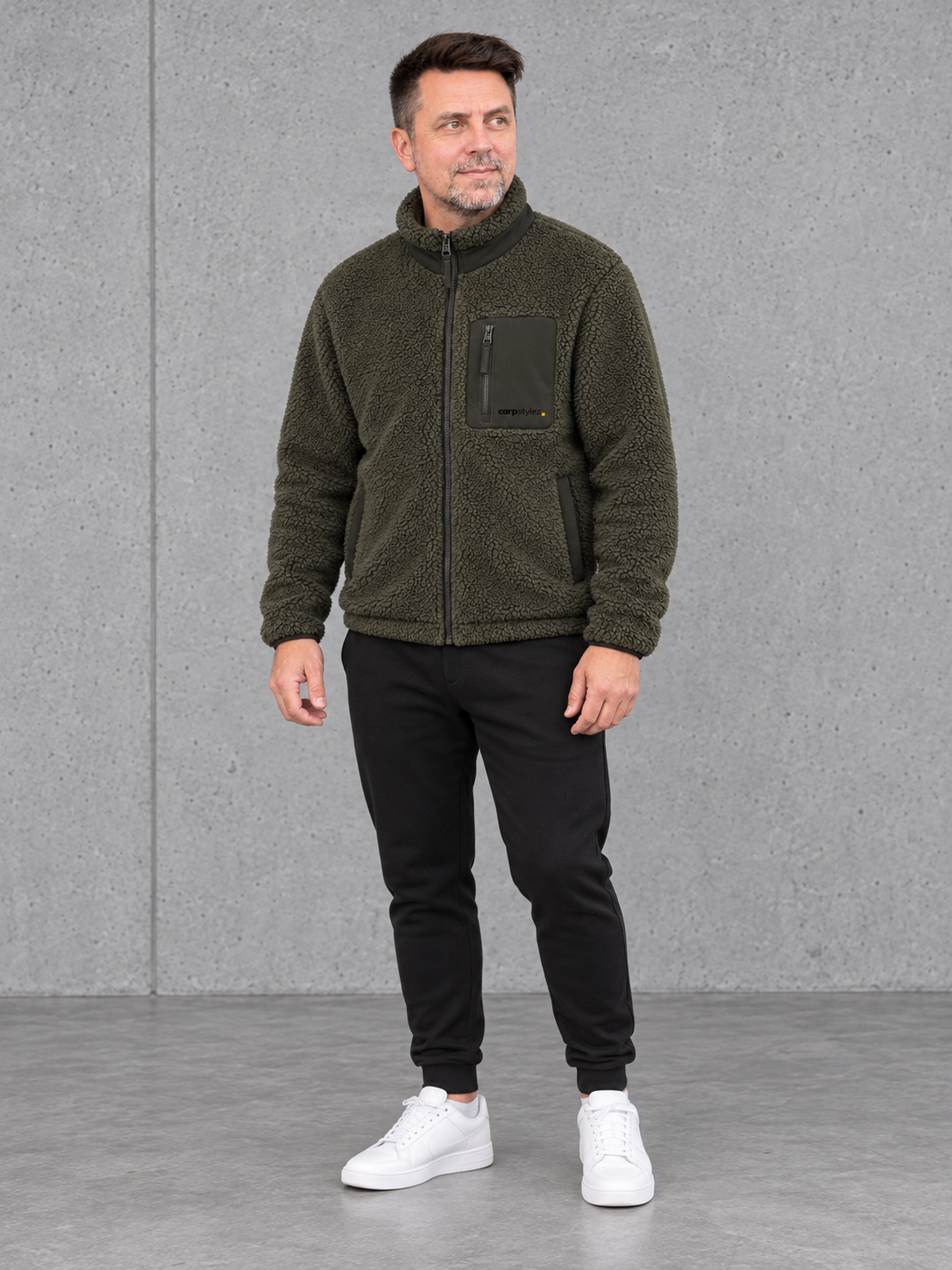 carpstylez ESSENTIALS Sherpajacke NS604 – Ganzkörper Dreiviertelansicht #farbe_forest khaki