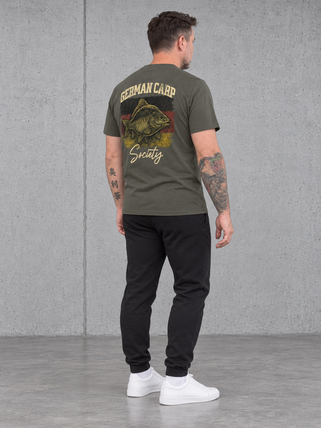 carpstylez GERMAN CARP SOCIETY Shirt – Ganzkörper-Rückenansicht mit Olli im Dreiviertelwinkel #farbe_organic khaki