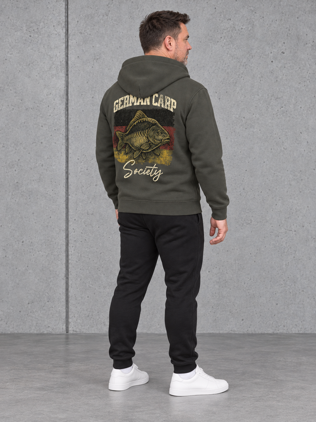 carpstylez GERMAN CARP SOCIETY Hoodie – Ganzkörper-Rückenansicht seitlich #farbe_organic khaki