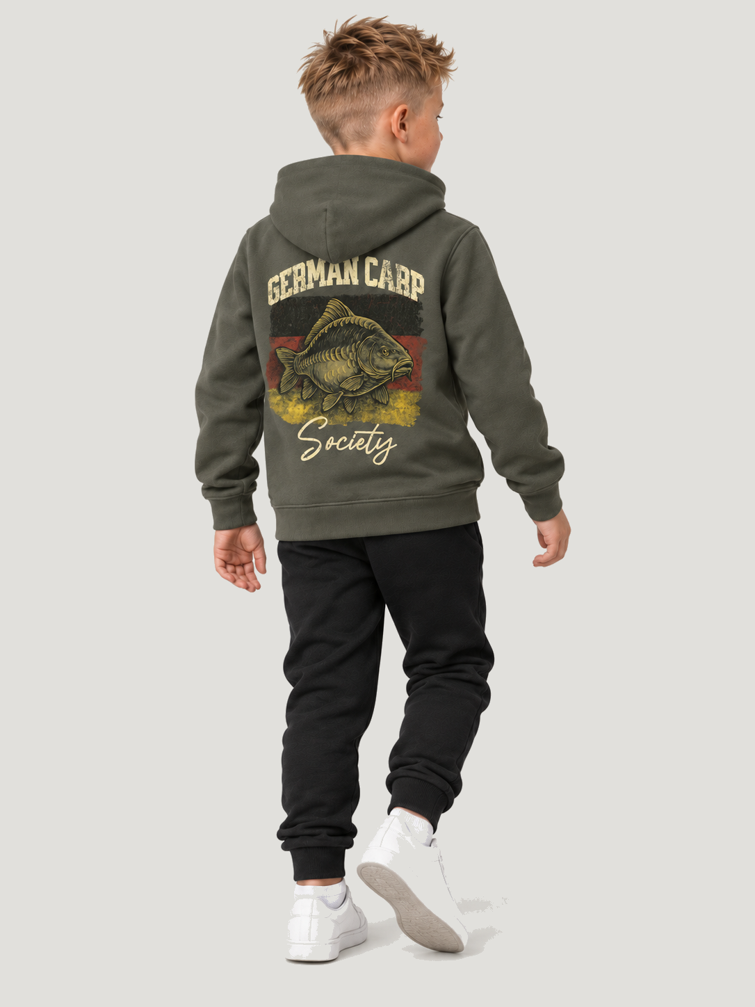carpstylez Kids Hoodie GERMAN CARP Society in Organic Khaki – Ganzkörper-Rückenansicht in Dreiviertelperspektive am Kind #farbe_organic khaki