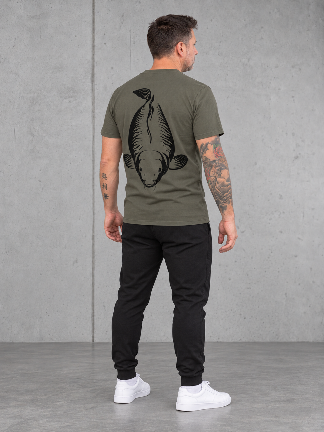 carpstylez KING CARP Shirt – Ganzkörper Rücken schräg #farbe_organic khaki