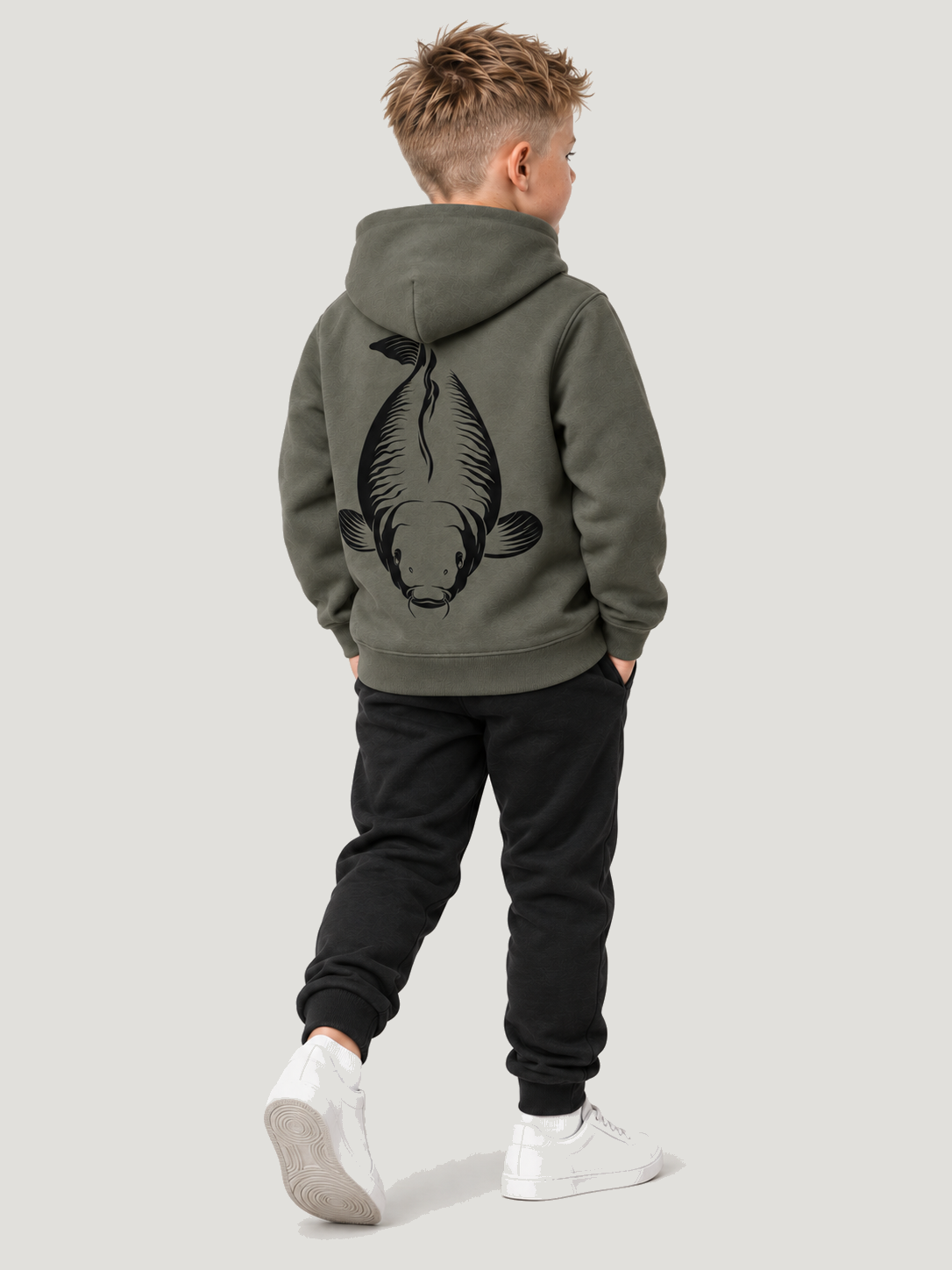 carpstylez Kids Hoodie KING CARP in Organic Khaki – Ganzkörper-Rückenansicht in Dreiviertelperspektive am Kind #farbe_organic khaki
