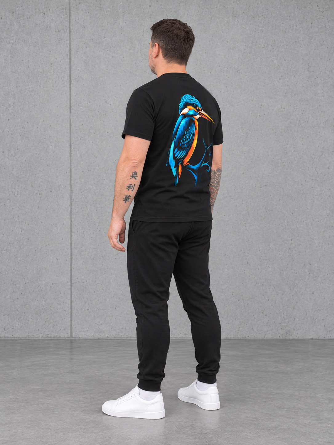 carpstylez KINGFISHER VIBES Shirt – Ganzkörper-Rückenansicht mit Olli im Dreiviertelwinkel #farbe_black