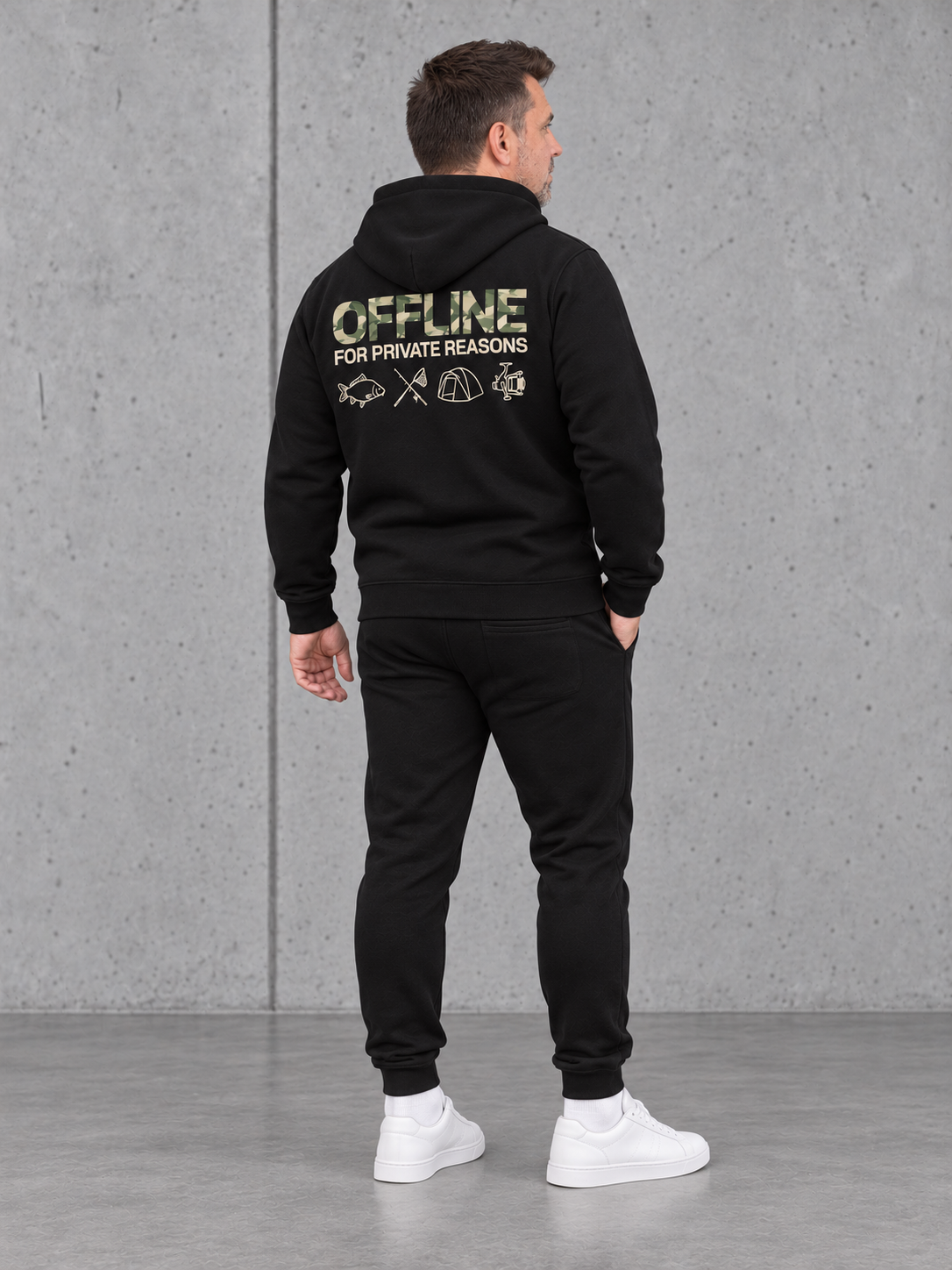 carpstylez OFFLINE Hoodie Black Camo – Olli Ganzkörperansicht von schräg hinten #farbe_black camo