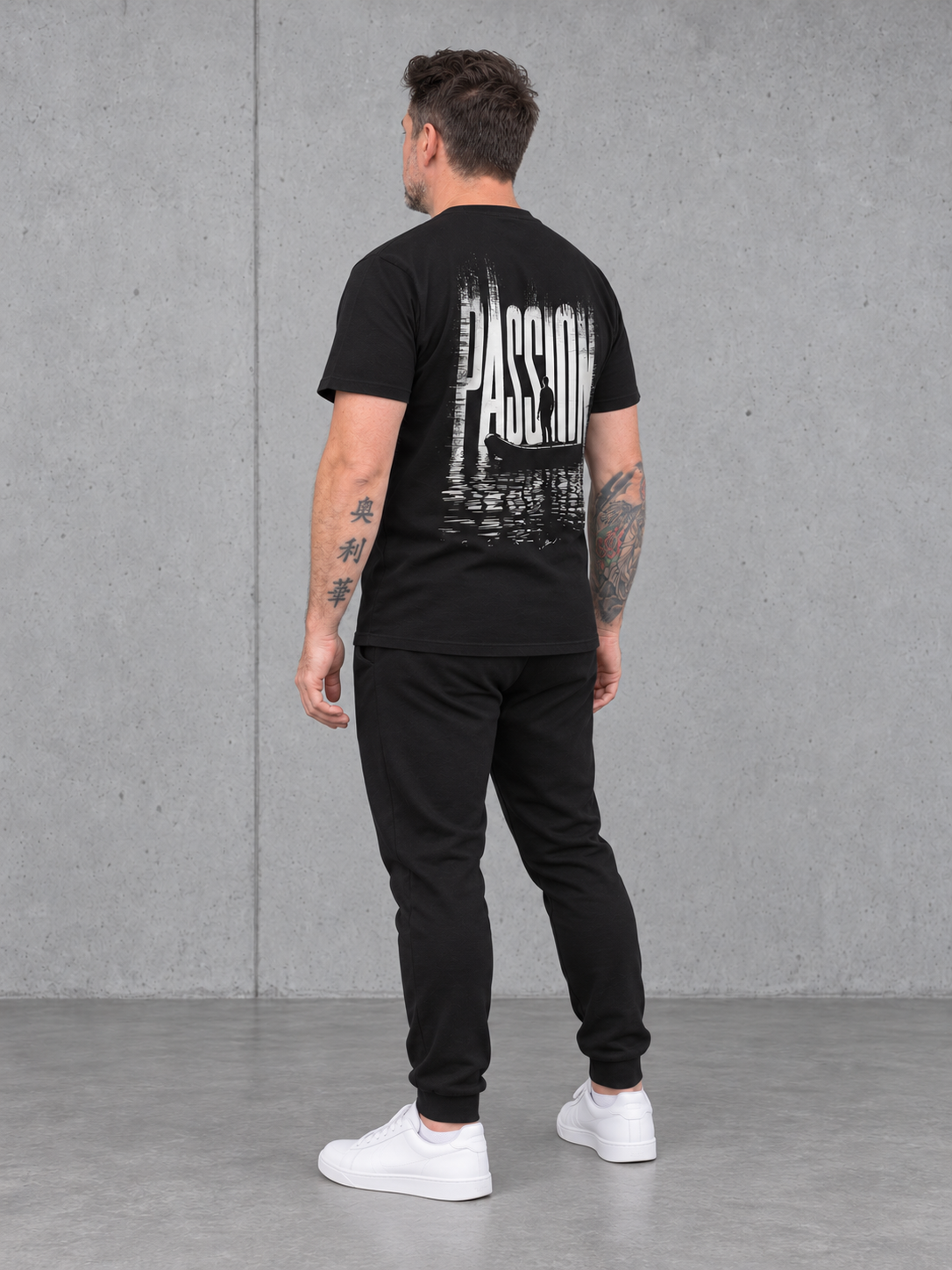 carpstylez PASSION Shirt – Fullbody-Rückenansicht mit Olli im Dreiviertelwinkel #farbe_black