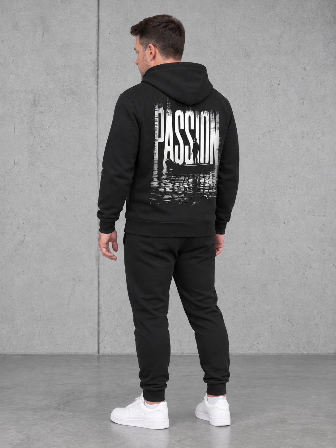 carpstylez PASSION Hoodie Black – Fullbody Rückenansicht seitlich mit Olli #farbe_black