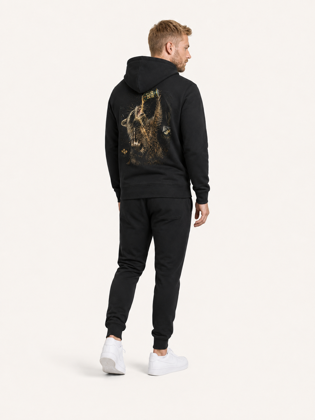 ROCC ON Hoodie Black – Ganzkörper Rückenansicht schräg am Model #farbe_black