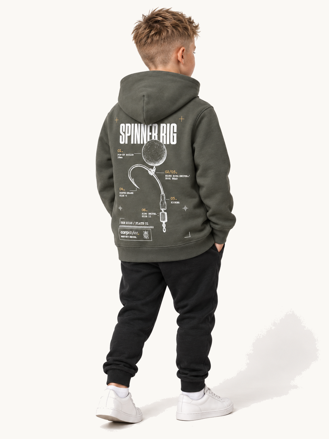 carpstylez Kids Hoodie Spinner Rig in Organic Khaki – Ganzkörperansicht schräg von hinten #farbe_organic khaki