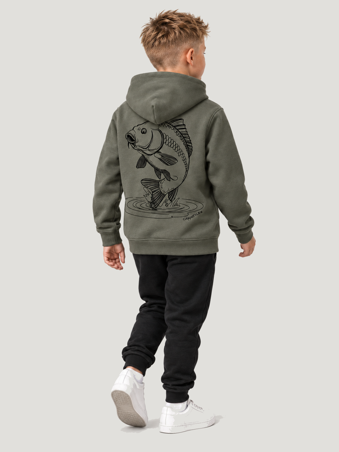 carpstylez Kids Hoodie THE RISE in Organic Khaki – Ganzkörper-Rückenansicht in Dreiviertelperspektive am Kind #farbe_organic khaki
