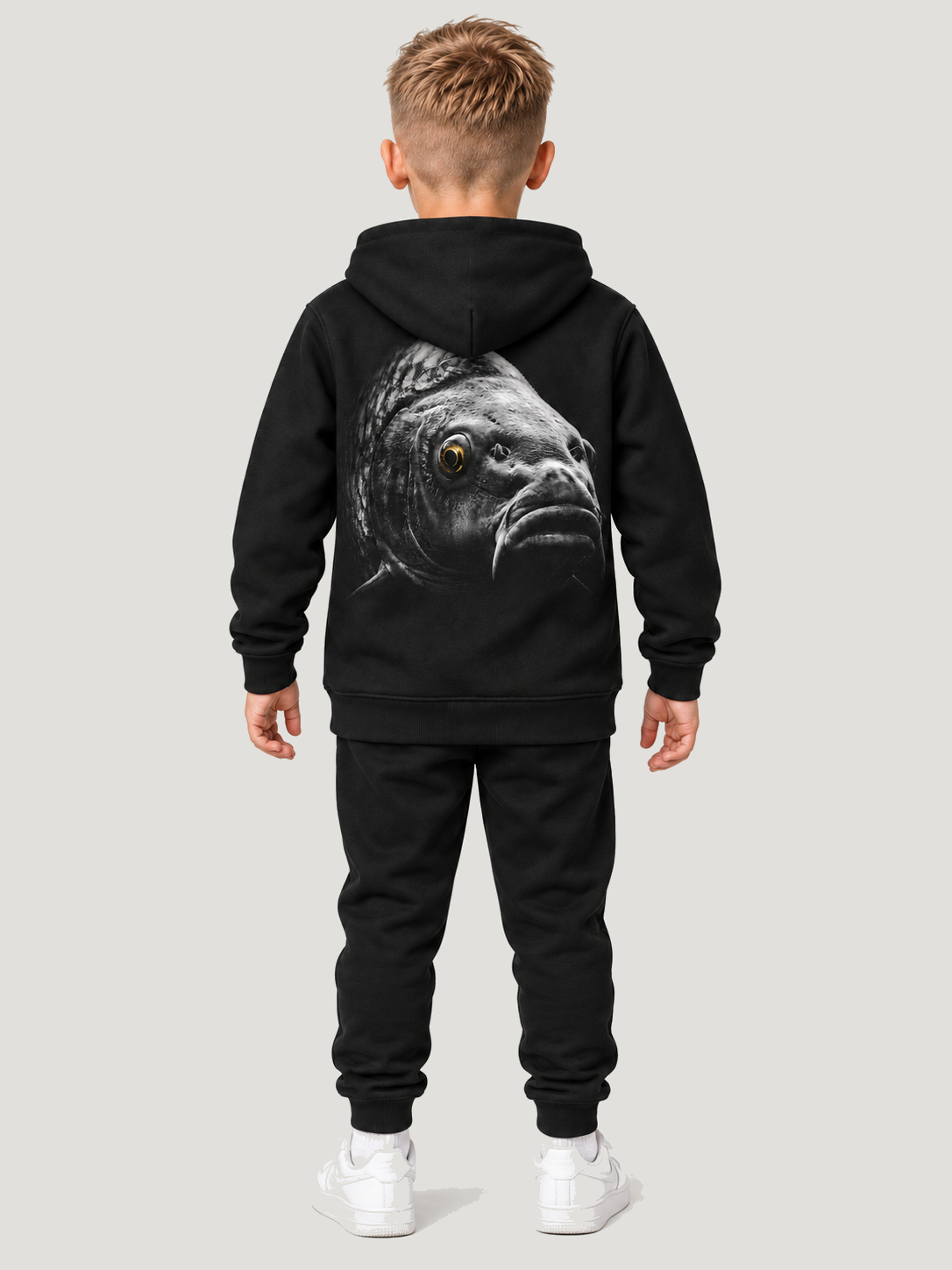 carpstylez Kids Hoodie BLACKWATER CARP in Black – Ganzkörper-Rückenansicht am Kind #farbe_black