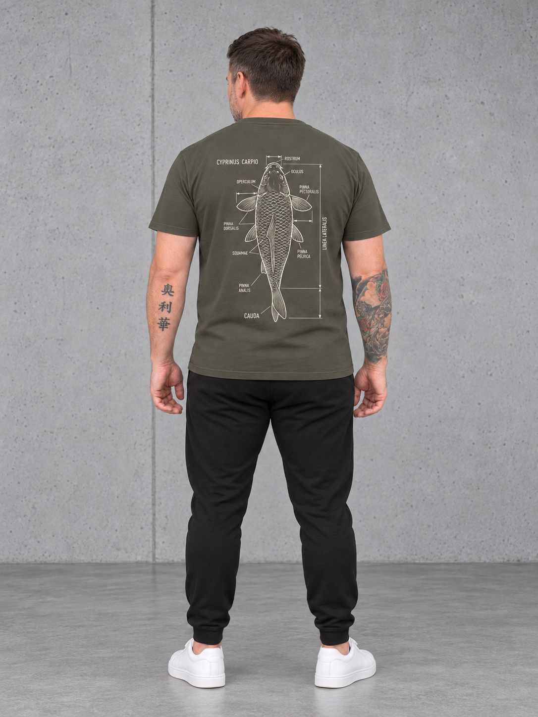carpstylez CYPRINUS CARPIO Shirt Organic Khaki – Ganzkörperaufnahme Rücken mit Olli #farbe_organic khaki