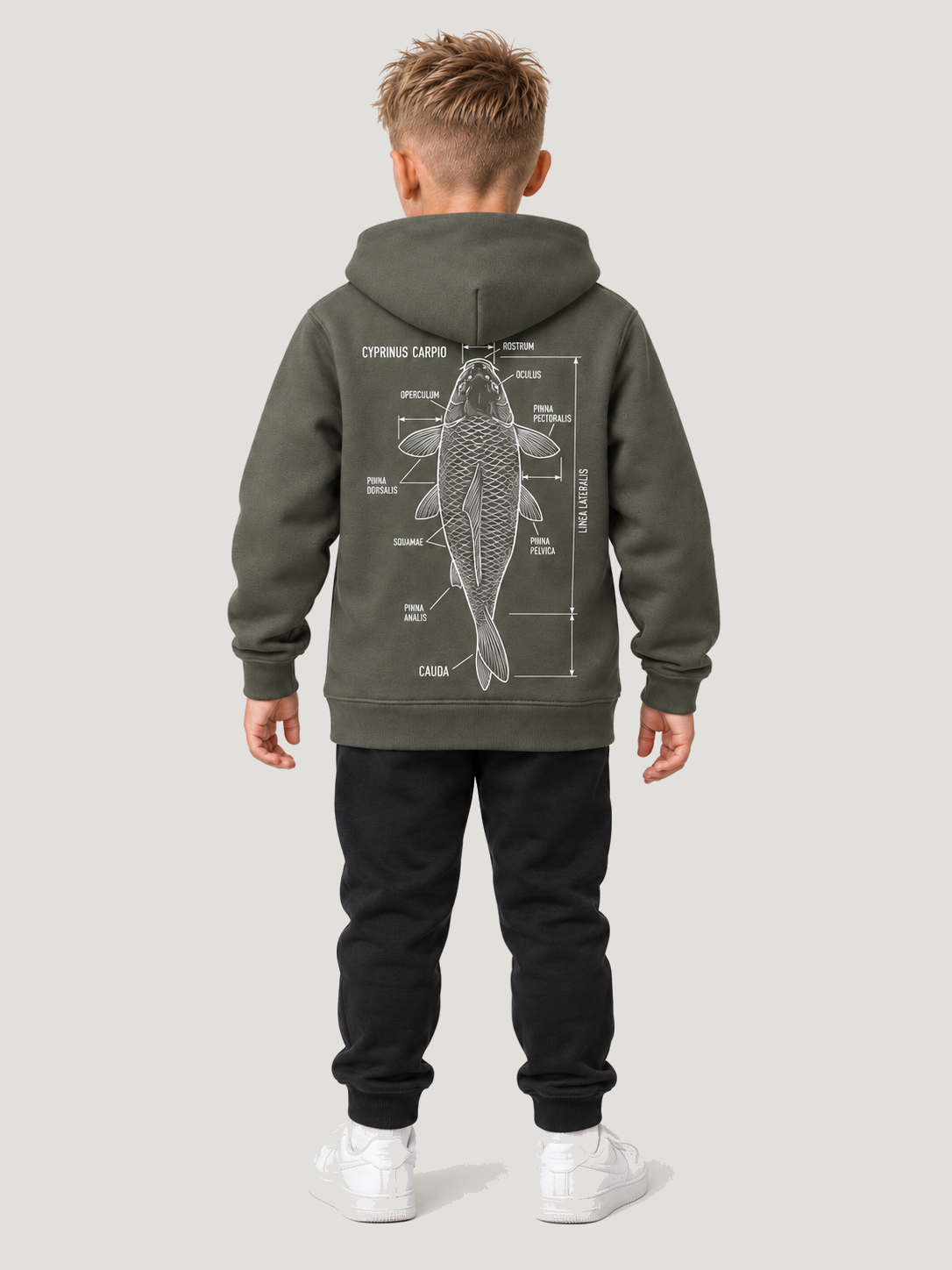 carpstylez Kids Hoodie CYPRINUS CARPIO in Organic Khaki – Ganzkörper-Rückenansicht am Kind #farbe_organic khaki