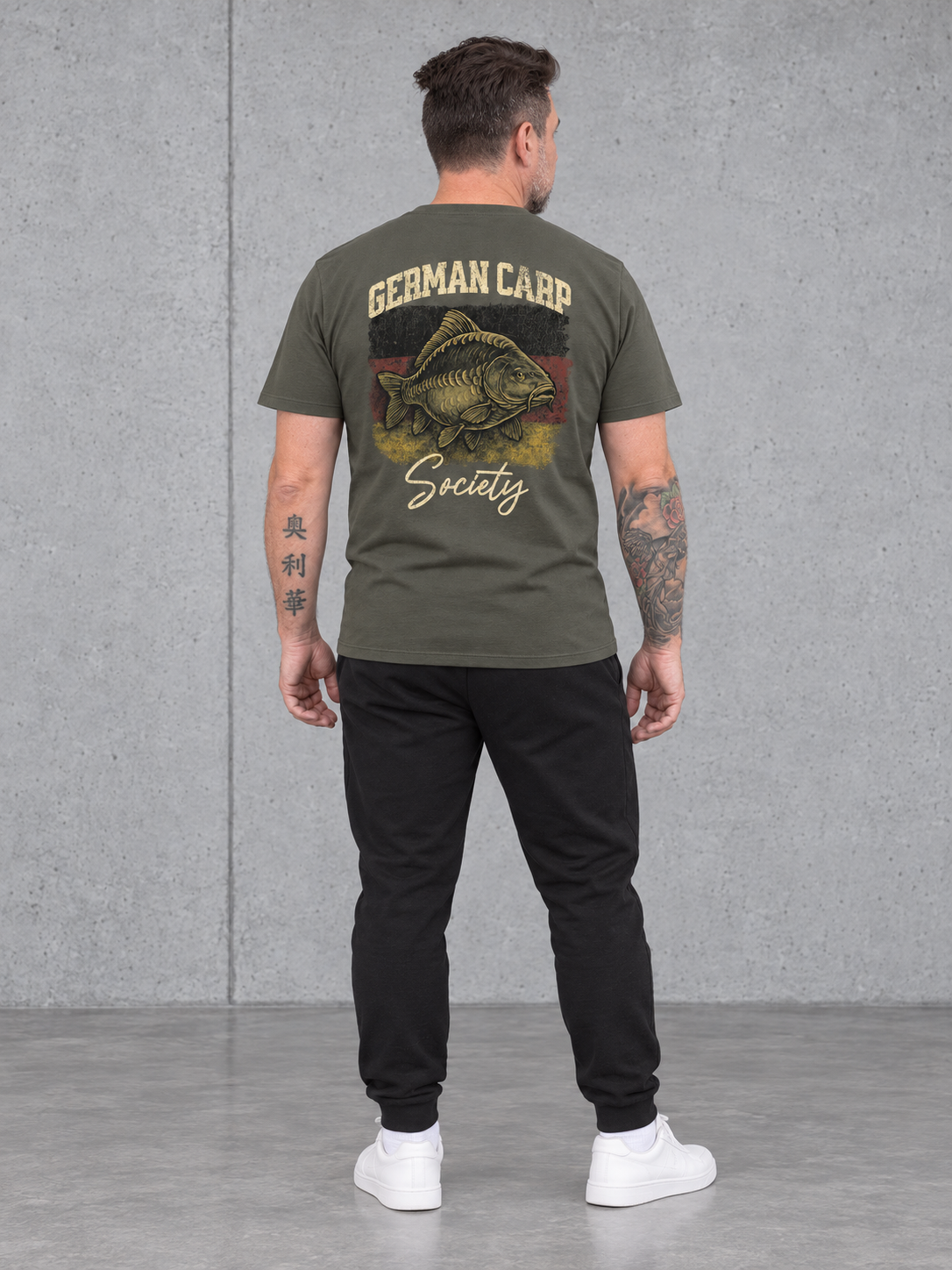 carpstylez GERMAN CARP SOCIETY Shirt – Ganzkörper-Rückenansicht mit Olli #farbe_organic khaki