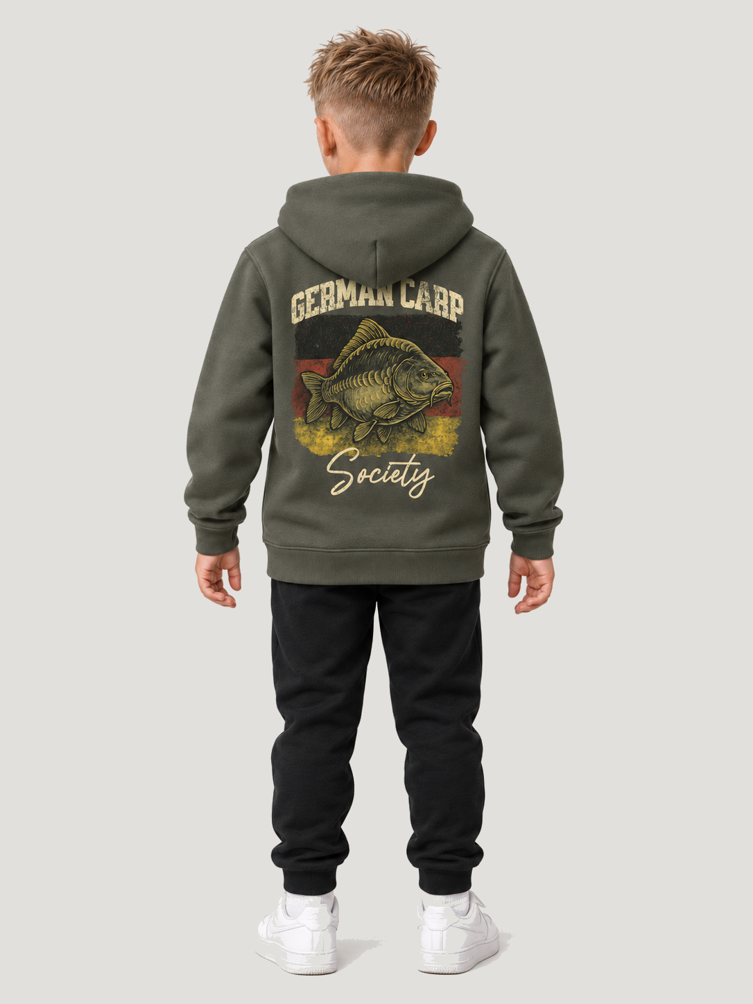 carpstylez Kids Hoodie GERMAN CARP Society in Organic Khaki – Ganzkörper-Rückenansicht am Kind #farbe_organic khaki