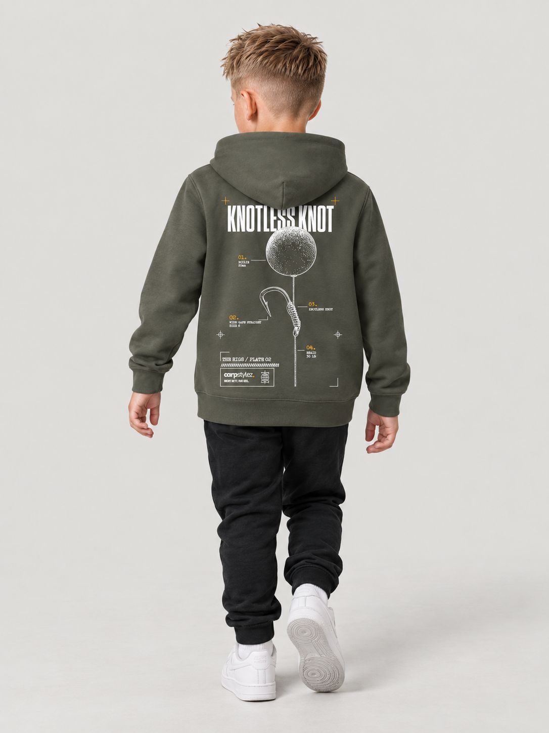 carpstylez Kids Hoodie Knotless Knot in Organic Khaki – Fullbody Rückenansicht gehend #farbe_organic khaki