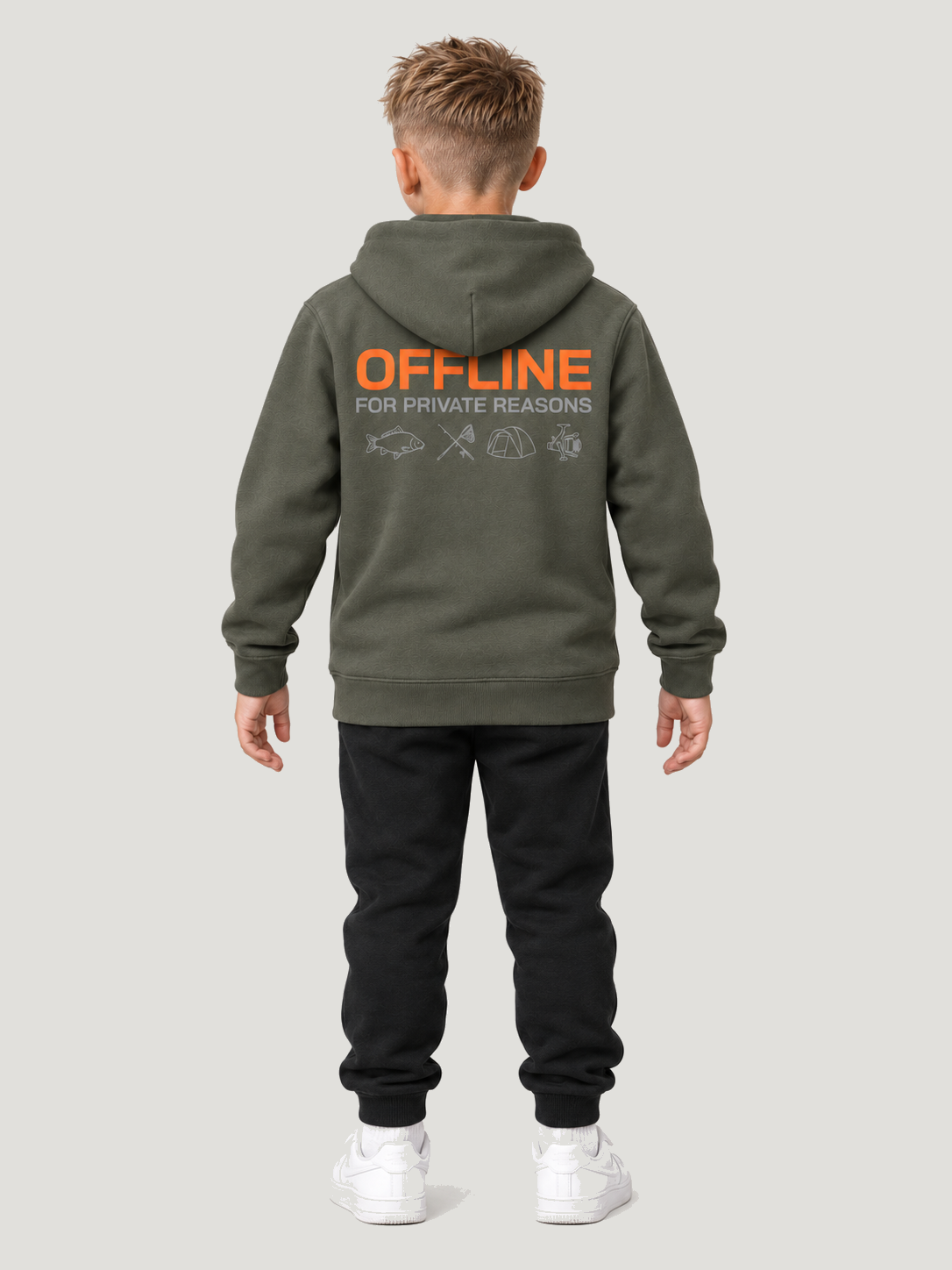 carpstylez Kids Hoodie OFFLINE in Organic Khaki – Ganzkörper-Rückenansicht am Kind #farbe_organic khaki