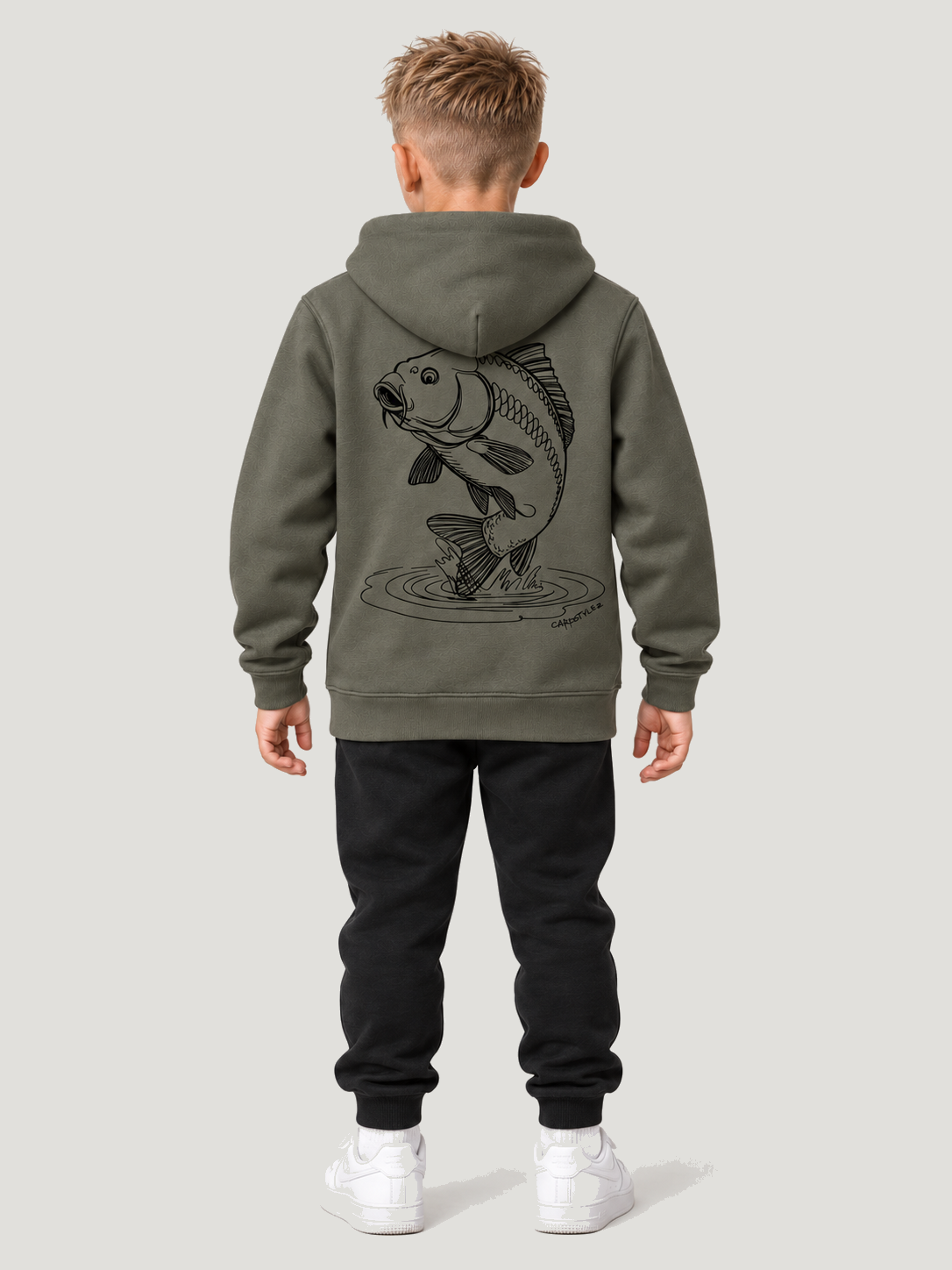 carpstylez Kids Hoodie THE RISE in Organic Khaki – Ganzkörper-Rückenansicht am Kind #farbe_organic khaki