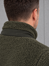 carpstylez ESSENTIALS Sherpajacke NS604 – Kragendetail hinten #farbe_forest khaki