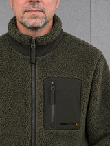 carpstylez ESSENTIALS Sherpajacke NS604 – Brusttasche und Kragen im Detail #farbe_forest khaki