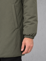ESSENTIALS Sherpa Parka Organic Khaki – Detail tasche-aermelabschluss #farbe_organic khaki